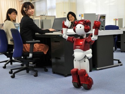 ربات  EMIEW 2 یک ربات کامل برای کمک به کارمندان هر اداره ای