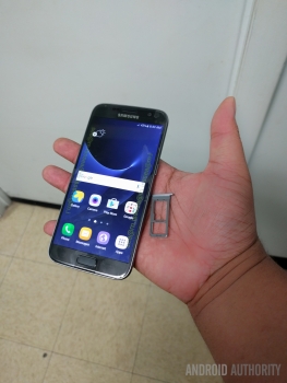 Samsung-Galaxy-S7-leaks-in-the-flesh